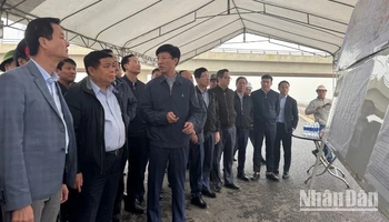 Phó Thủ tướng Chính phủ Nguyễn Chí Dũng trực tiếp kiểm tra hiện trường dự án cao tốc bắc nam đoạn Hàm Nghi-Vũng Áng.
