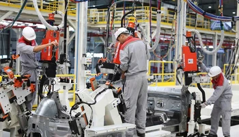 Sản xuất ở Nhà máy ô-tô Thành Công Việt Hưng.