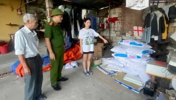 Đối tượng Phạm Thu Thảo cùng tang vật.