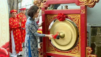 Lãnh đạo thành phố Hạ Long thực hiện nghi lễ khai hội.