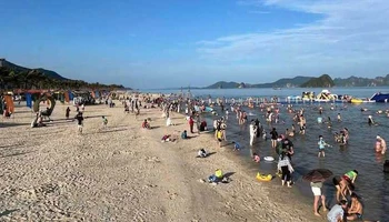 Bãi biển CEO tại huyện Vân Đồn thu hút đông đảo du khách đến trải nghiệm trong dịp nghỉ lễ 30/4 và 1/5.