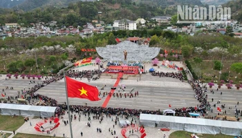 Lễ hội hoa ban thành phố Sơn La năm nay đã thu hút hàng trăm ngàn lượt người tới tham dự.