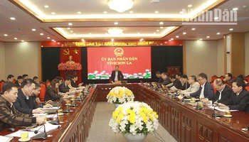 Đồng chí Nguyễn Đình Việt, Phó Bí thư Tỉnh ủy, Chủ tịch Ủy ban nhân dân tỉnh Sơn La chủ trì cuộc họp.