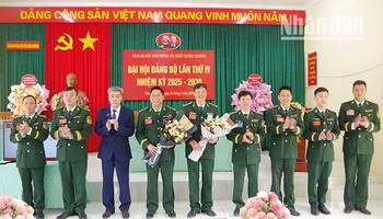Đại biểu tặng hoa, chúc mừng các đồng chí được Đại hội bầu vào Ban Chấp hành nhiệm kỳ 2025-2030.