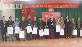 Đoàn đại biểu Quốc hội tỉnh Sơn La tặng quà 18 gia đình diện chính sách 4 xã biên giới của huyện Yên Châu.