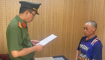 Cơ quan An ninh điều tra Công an tỉnh Sơn La thi hành quyết định khởi tố bị can và ra lệnh tạm giam đối với đối tượng Tráng A Và.