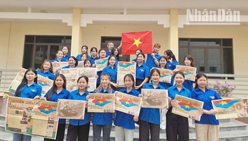 Phụ san đặc biệt của Báo Nhân Dân được dành tặng cho sinh viên các trường đại học, cao đẳng trên địa bàn tỉnh Sơn La.