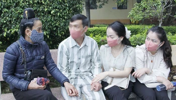 Ngay từ sáng sớm, gia đình và người thân của các phạm nhân được đặc xá đã có mặt để chứng kiến khoảnh khắc xúc động này.