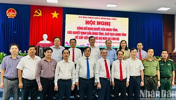 Ban Thường vụ Tỉnh ủy Bạc Liêu chụp ảnh lưu niệm với các đồng chí lãnh đạo tỉnh xin nghỉ hưu trước tuổi đợt đầu năm 2205. Ảnh: TRỌNG DUY
