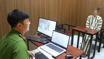 Công an làm việc với đối tượng trong vụ đánh bạc và tổ chức đánh bạc. 