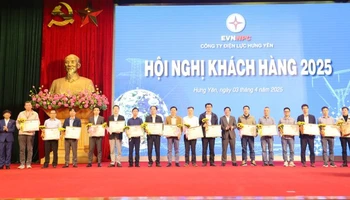 Công ty Điện lực Hưng Yên đã trao giấy khen của Tổng Công ty Điện lực miền Bắc tới 16 khách hàng tiêu biểu trong công tác điều chỉnh phụ tải. 