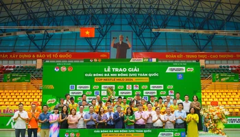 Ban Tổ chức trao Cúp vô địch cho U11 Sông Lam Nghệ An.