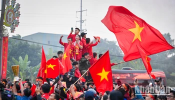 [Ảnh] Hàng nghìn cổ động viên "tiếp lửa" đội tuyển Việt Nam gặp Singapore