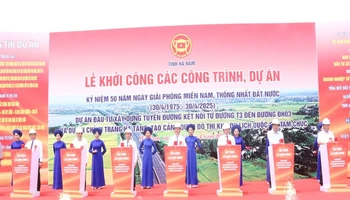Các đại biểu bấm nút khởi công các công trình, dự án kỷ niệm 50 năm ngày Giải phóng miền nam, thống nhất đất nước tại Hà Nam.