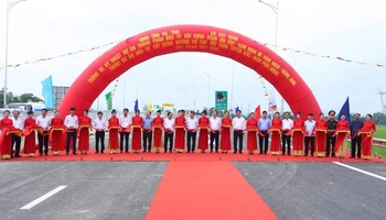 Phó Thủ tướng Trần Hồng Hà cùng đại diện lãnh đạo các đơn vị, địa phương thực hiện nghi thức thông xe kỹ thuật tuyến cao tốc bắc-nam đoạn qua Hà Tĩnh.
