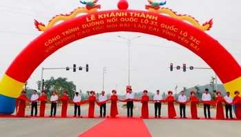Lãnh đạo tỉnh Yên Bái cắt băng khánh thành công trình. (Ảnh: THANH SƠN)