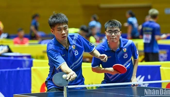 Cặp đôi Vũ Mạnh Huy và Tạ Hồng Khánh (Công an nhân dân T&T) đã xuất sắc loại 2 tay vợt mạnh Nguyễn Đức Tuân và Đoàn Bá Tuấn Anh (Hải Dương-Long Hải) tại nội dung đôi nam. (Ảnh: DUY LINH)