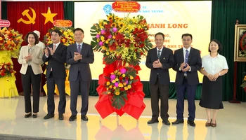 Phó Thủ tướng Chính phủ Lê Thành Long (thứ 3 từ trái qua) tặng hoa lãnh đạo Viện Pasteur Nha Trang. (Ảnh: NGỌC HÒA)
