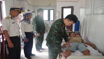 Lực lượng y, bác sĩ bệnh xá Trường Sa theo dõi tình trạng sức khỏe của bệnh nhân. (Ảnh: CTV HQ)