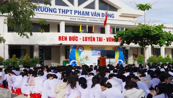 Quang cảnh buổi tuyên truyền biển, đảo tại Trường trung học phổ thông Phạm Văn Đồng. (Ảnh: CTV) 