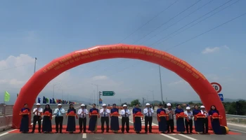 Đại biểu thực hiện nghi thức cắt băng khánh thành Dự án thành phần đoạn Vân Phong-Nha Trang, thuộc Dự án xây dựng công trình đường bộ cao tốc bắc-nam phía Đông giai đoạn 2021-2025. (Ảnh: PHONG NGUYÊN) 