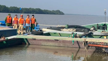 Lực lượng chức năng bắt giữ phương tiện khai thác cát trái phép trên địa bàn tỉnh Tiền Giang.