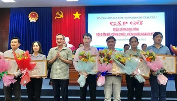 Đồng chí Bí thư Tỉnh ủy Bạc Liêu Lữ Văn Hùng tặng bằng khen và hoa cho những thầy thuốc xuất sắc trong tỉnh. (Ảnh: TRỌNG DUY)