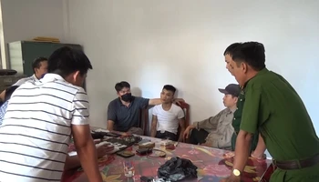 Bộ đội Biên phòng tỉnh Bình Định phối hợp với các lực lượng chức năng bắt giữ đối tượng mua bán, tàng trữ sử dụng trái phép chất ma túy.