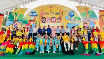Đại diện ban tổ chức, các đại sứ chương trình và thiếu nhi tại Ngày hội. 