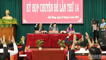Các đại biểu Hội đồng nhân dân tỉnh Đắk Nông tham dự Kỳ họp Chuyên đề lần thứ 14 biểu quyết thông qua nghị quyết sáp nhập xã, tỉnh.