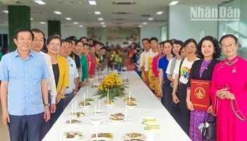 Lãnh đạo tỉnh Vĩnh Long cùng với 102 món ăn từ tàu hũ ky được xác lập kỷ lục Việt Nam.