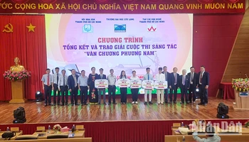 Ban tổ chức trao giải cho tác giả đạt giải. 