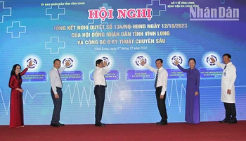 Ban tổ chức thực hiện nghi thức công bố 5 kỹ thuật chuyên sâu được chuyển giao. 