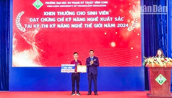 Khen thưởng cho sinh viên đạt giải trong kỳ thi kỹ năng nghề thế giới. 
