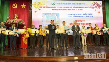 Lãnh đạo tỉnh Vĩnh Long vinh danh doanh nghiệp tiêu biểu của tỉnh.