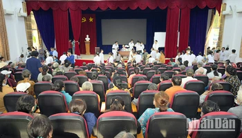 Người dân được làm thủ tục khám bệnh. 