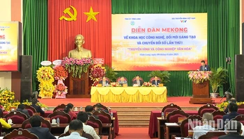 Chủ tọa tham gia diễn đàn. 