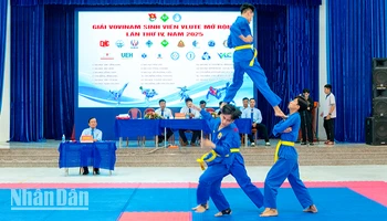 Thí sinh tham gia thi diễn. 