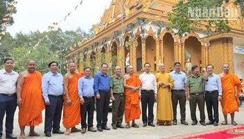 Bí thư Tỉnh ủy Vĩnh Long Trần Tiến Dũng chụp hình lưu niệm với Hội đoàn kết sư sãi yêu nước và chùa Hạnh Phúc Tăng. 