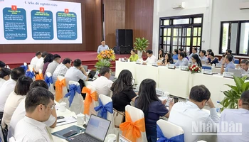 Đại biểu tham gia tham luận tại tọa đàm. 