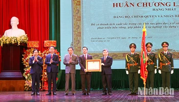 Đảng bộ, chính quyền và nhân dân tỉnh Vĩnh Long vinh dự đón nhận Huân chương Lao động hạng Nhất. 