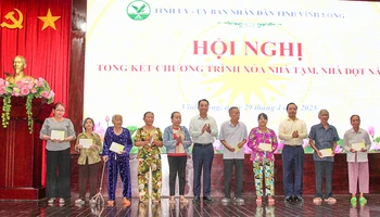 Lãnh đạo tỉnh Vĩnh Long tặng quà cho gia đình người có công, thân nhân liệt sĩ, hộ nghèo và hộ cận nghèo trên địa bàn tỉnh. 