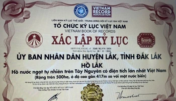 Chứng nhận xác lập Kỷ lục hồ Lắk là hồ nước ngọt tự nhiên trên Tây Nguyên có diện tích lớn nhất Việt Nam được công bố vào tối 22/11 tại lễ kỷ niệm 120 năm Ngày thành lập tỉnh Đắk Lắk .