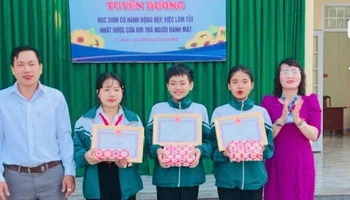 Ban Giám hiệu Trường Trung học cơ sở Lê Hồng Phong tuyên dương, khen thưởng đột xuất ba em học sinh có hành động đẹp, nhặt được của rơi, trả lại người đánh mất.