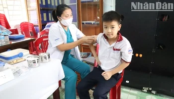 Cán bộ Trạm Y tế phường Tân Lợi, thành phố Buôn Ma Thuột tiêm vaccine phòng sởi cho học sinh trên địa bàn.