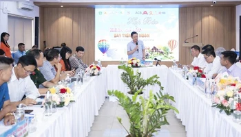 Chủ tịch Ủy ban nhân dân huyện Buôn Đôn Phạm Trung Nghĩa phát biểu tại buổi họp báo.