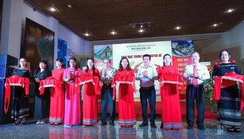 Các đại biểu cắt băng khai mạc trưng bày “Sắc màu văn hóa Đắk Lắk”.