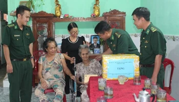 Đại diện lãnh đạo Bộ Chỉ huy Bộ đội Biên phòng tỉnh Đắk Lắk, cấp ủy, chính quyền địa phương và cán bộ, chiến sĩ Đồn Biên phòng Ia Rvê ân cần thăm hỏi, động viên và trao quà tặng đến Mẹ Việt Nam Anh hùng Nguyễn Thị Xuân, mong mẹ tiếp tục sống vui, sống khỏe bên con cháu. 