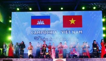 Tiết mục "Bài ca hữu nghị Việt Nam-Campuchia" do Đoàn ca múa dân tộc Đắk Lắk thể hiện.