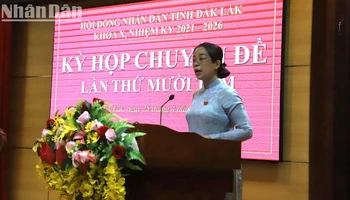 Phó Bí thư Thường trực Tỉnh ủy, Chủ tịch Hội đồng nhân dân tỉnh Đắk Lắk khóa X Huỳnh Thị Chiến Hòa trình bày tờ trình về việc đề nghị miễn nhiệm Chủ tịch Ủy ban nhân dân tỉnh Đắk Lắk khóa X, nhiệm kỳ 2021-2026, đối với ông Phạm Ngọc Nghị. 